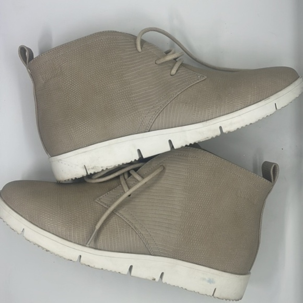 Cougar shoes size 6.5 tan ankle booties
